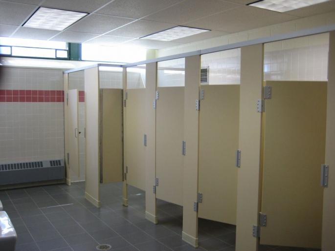 Reason behind the toilet doors open from bottom | पब्लिक टॉयलेटमधील दरवाजा खालून उघडा का असतो? जाणून घ्या कारण... Reason behind the toilet doors open from bottom | पब्लिक टॉयलेटमधील दरवाजा खालून उघडा का असतो? जाणून घ्या कारण...