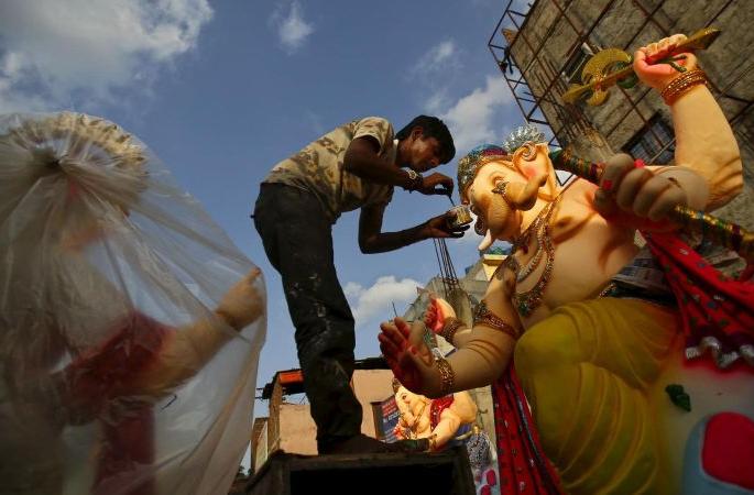 Who will support the sculptors who give divinity to the soil? | मातीला देवत्व देणाऱ्या मूर्तिकारांना कोण देणार आधार