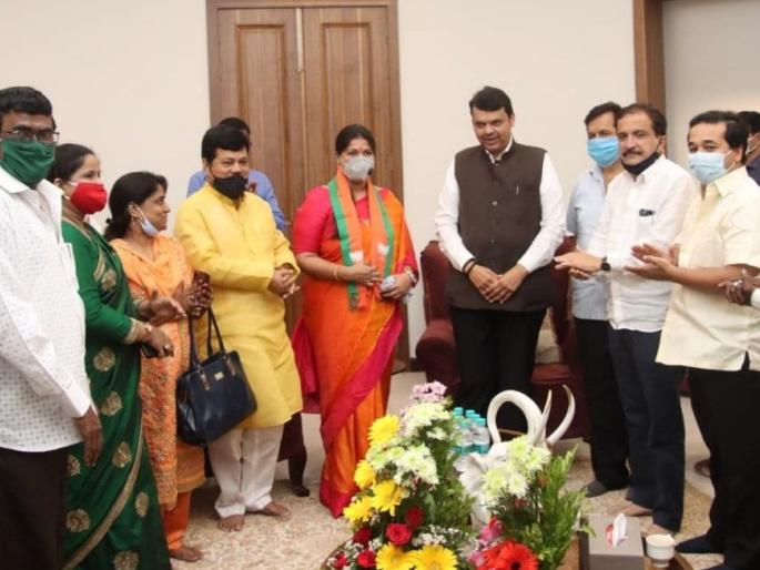 Big blow to Shiv Sena; Former MLA Trupti Sawant joins BJP | शिवसेनेला धक्का; माजी आमदार तृप्ती सावंत यांचा भाजपात प्रवेश Big blow to Shiv Sena; Former MLA Trupti Sawant joins BJP | शिवसेनेला धक्का; माजी आमदार तृप्ती सावंत यांचा भाजपात प्रवेश