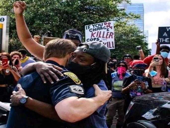 Miami Police knee down in solidarity with George Floyd`s protesters mac | ...अन् हिंसा थांबून लोकांच्या डोळ्यात आलं पाणी; संतप्त आंदोलकांसमोर पोलिसांनी काय केलं पाहा Miami Police knee down in solidarity with George Floyd`s protesters mac | ...अन् हिंसा थांबून लोकांच्या डोळ्यात आलं पाणी; संतप्त आंदोलकांसमोर पोलिसांनी काय केलं पाहा