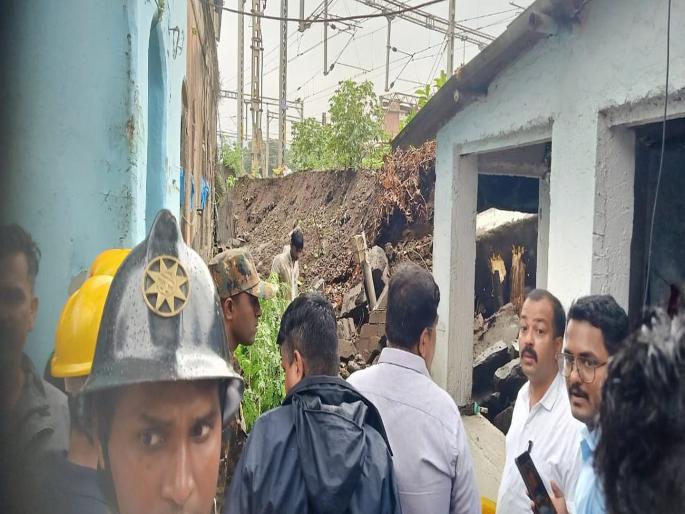 A portion of Thane station protective wall collapsed; One injured person is being treated in Kalwa  | ठाणे स्थानकाची संरक्षक भिंतीचा काही भाग कोसळला; एका जखमीवर कळव्यात उपचार सुरू  A portion of Thane station protective wall collapsed; One injured person is being treated in Kalwa  | ठाणे स्थानकाची संरक्षक भिंतीचा काही भाग कोसळला; एका जखमीवर कळव्यात उपचार सुरू