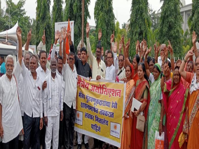 Demonstrations of investors whose money is stuck in the Maitreya company in front of the collector's office in Sangli | मैत्रेयच्या मालमत्ता विकून पैसे द्या; गुंतवणुकदारांची सांगलीत जिल्हाधिकारी कार्यालयासमोर निदर्शने Demonstrations of investors whose money is stuck in the Maitreya company in front of the collector's office in Sangli | मैत्रेयच्या मालमत्ता विकून पैसे द्या; गुंतवणुकदारांची सांगलीत जिल्हाधिकारी कार्यालयासमोर निदर्शने