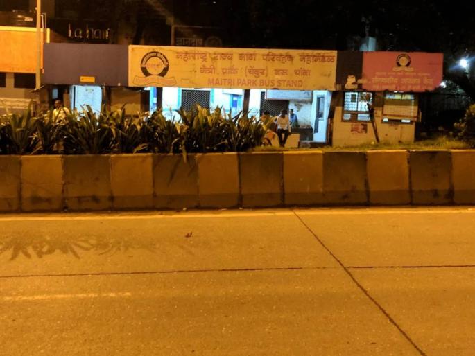 women safety at maitri park bus stop in question | मैत्री पार्क बस थांब्यावर महिलांची सुरक्षा वाऱ्यावर; पोलिसांनी रात्रीच्या वेळी गस्त घालण्याची मागणी women safety at maitri park bus stop in question | मैत्री पार्क बस थांब्यावर महिलांची सुरक्षा वाऱ्यावर; पोलिसांनी रात्रीच्या वेळी गस्त घालण्याची मागणी