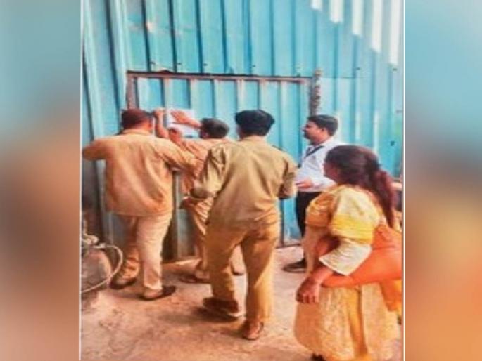 bmc are in action mode six garages finally sealed due to default of property tax | सहा गॅरेज अखेर ‘सील’, मालमत्ता कर थकविल्याने महापालिकेची कारवाई bmc are in action mode six garages finally sealed due to default of property tax | सहा गॅरेज अखेर ‘सील’, मालमत्ता कर थकविल्याने महापालिकेची कारवाई