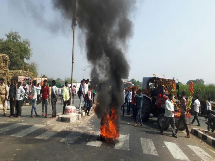 Farmers aggressive on that rate in Majalgaon; National highway no. 222 Holding Off | माजलगावात उस दराबाबत शेतकरी आक्रमक; राष्ट्रीय महामार्ग क्र. २२२ धरला रोखून 