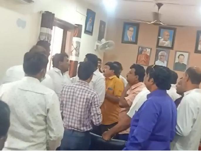 Among the relatives of BJP corporators from the selection of the subject committee are the types in Hamritumari, Majalgaon Municipal Council | विषय समिती निवडीवरून भाजप नगरसेविकांच्या नातेवाईकांमध्ये हमरीतुमरी, माजलगाव नगर परिषदेतील प्रकार Among the relatives of BJP corporators from the selection of the subject committee are the types in Hamritumari, Majalgaon Municipal Council | विषय समिती निवडीवरून भाजप नगरसेविकांच्या नातेवाईकांमध्ये हमरीतुमरी, माजलगाव नगर परिषदेतील प्रकार