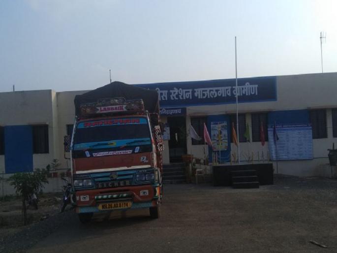 200 sacks of rice and wheat were caught in black market in Majalgaon | माजलगावात काळ्या बाजारात जाणारा रेशनचा 200 पोते गव्हू व तांदूळ पकडला 200 sacks of rice and wheat were caught in black market in Majalgaon | माजलगावात काळ्या बाजारात जाणारा रेशनचा 200 पोते गव्हू व तांदूळ पकडला