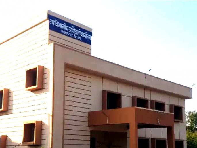 Materials seized from Majalgaon sub-divisional office due to land acquisition scam | भूमी अधिग्रहणाचा मावेजा थकवल्याने माजलगावच्या उपविभागीय कार्यालयातील साहित्य जप्त Materials seized from Majalgaon sub-divisional office due to land acquisition scam | भूमी अधिग्रहणाचा मावेजा थकवल्याने माजलगावच्या उपविभागीय कार्यालयातील साहित्य जप्त