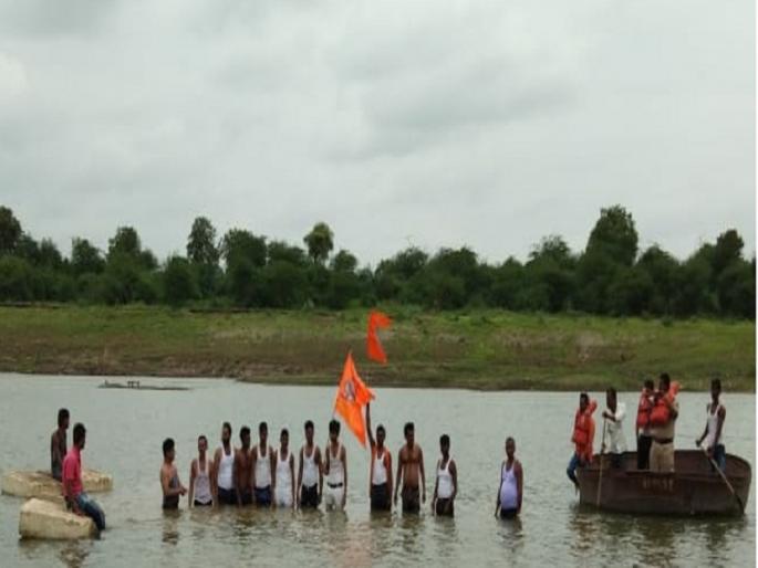 Movement in Godavari river crossing of youth for Maratha reservation in Majalgaon | माजलगावात मराठा आरक्षणासाठी युवकांचे गोदावरी नदी पात्रात आंदोलन Movement in Godavari river crossing of youth for Maratha reservation in Majalgaon | माजलगावात मराठा आरक्षणासाठी युवकांचे गोदावरी नदी पात्रात आंदोलन