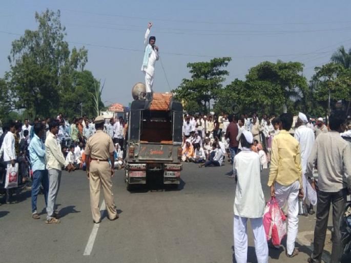 Farmers shutting down National Highway 222 to demand higher prices of sugarcane | उसाला वाढीव भाव देण्याच्या मागणीसाठी शेतक-यांनी राष्ट्रीय महामार्ग २२२ केला बंद Farmers shutting down National Highway 222 to demand higher prices of sugarcane | उसाला वाढीव भाव देण्याच्या मागणीसाठी शेतक-यांनी राष्ट्रीय महामार्ग २२२ केला बंद