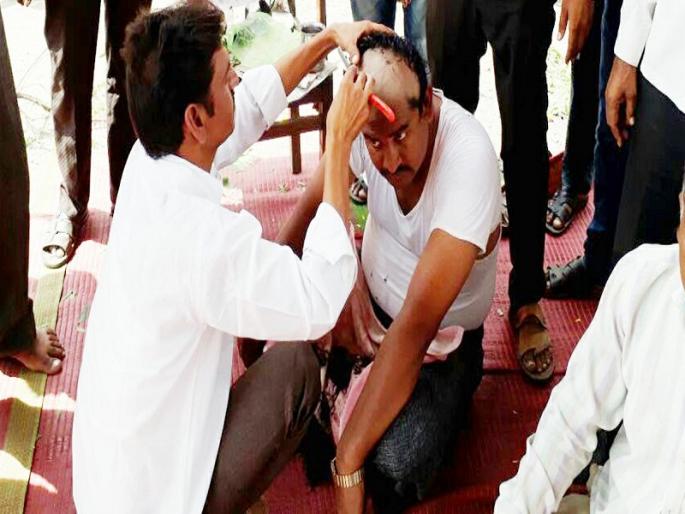 On the second day, the ST workers are aggressive; Transport of Minister of Transport of the Ministry of Transport, Majlgaon, | ST कर्मचा-यांचा संपाचा दुसरा दिवस : आक्रमक कर्मचा-यांनी मुंडण करत माजलगाव आगारात काढली परिवहनमंत्र्यांची प्रतिकात्मक अंत्ययात्रा On the second day, the ST workers are aggressive; Transport of Minister of Transport of the Ministry of Transport, Majlgaon, | ST कर्मचा-यांचा संपाचा दुसरा दिवस : आक्रमक कर्मचा-यांनी मुंडण करत माजलगाव आगारात काढली परिवहनमंत्र्यांची प्रतिकात्मक अंत्ययात्रा