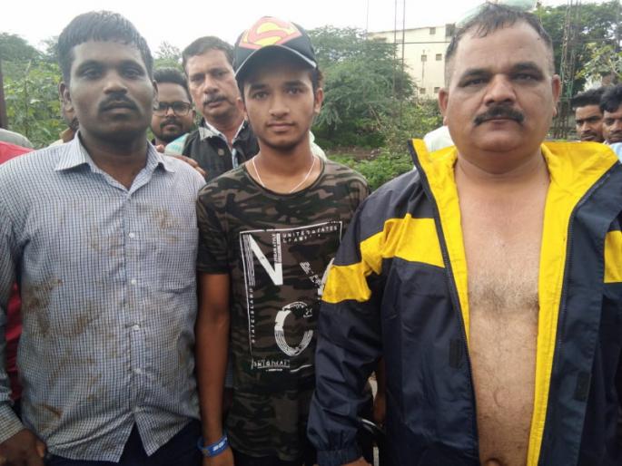 Retired Major saved the lives of women and children | निवृत्त मेजरने वाचवले महिला व मुलांचे प्राण Retired Major saved the lives of women and children | निवृत्त मेजरने वाचवले महिला व मुलांचे प्राण