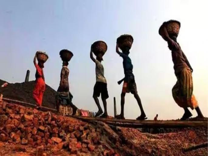 pune news I haven't received my salary for a year, how long will I work without pay | वर्षभरापासून मिळेना पगार, बिनपगारी किती राबणार ? ग्रामरोजगार सेवकांचे हाल pune news I haven't received my salary for a year, how long will I work without pay | वर्षभरापासून मिळेना पगार, बिनपगारी किती राबणार ? ग्रामरोजगार सेवकांचे हाल