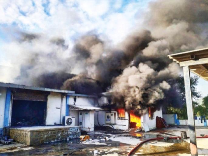 Major fire guts sanitizer factory in Pune, 18 dead | सॅनिटायझर कंपनीच्या आगीत 18 ठार, पुण्याजवळ औद्योगिक वसाहतीमधील दुर्घटना Major fire guts sanitizer factory in Pune, 18 dead | सॅनिटायझर कंपनीच्या आगीत 18 ठार, पुण्याजवळ औद्योगिक वसाहतीमधील दुर्घटना