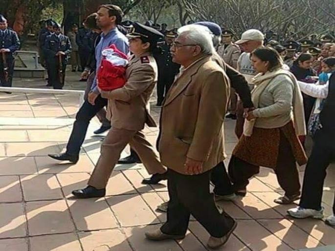 army officer Major Kumud with her newborn at her husband’s funeral | पतीच्या अंत्यसंस्कारासाठी नवजात बाळाला कवेत घेऊन पोहोचलेल्या महिला लष्कर अधिका-यावर कौतुकाचा वर्षाव
