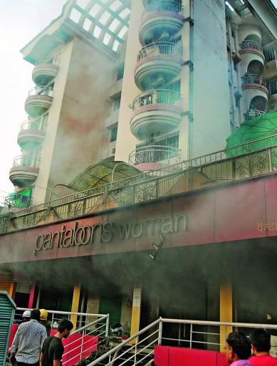 Garment showroom in Nagpur's law college chowk gutted in fire | नागपूरच्या  लॉ कॉलेज चौकात गारमेंट शो रुमला आग 
