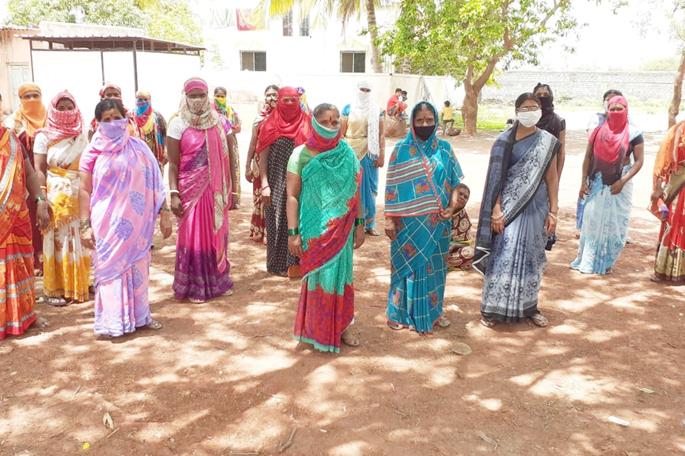 Tahoe of the debtor woman; Sold mangalsutra for sick husband; Stop the self-help group | कर्जदार महिलेचा टाहो; आजारी पतीसाठी मंगळसूत्र विकले; बचत गटाचा तगादा थांबवा 