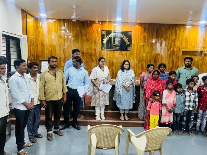 Shocking incident in Shirur taluka 14 laborers arrested and beaten case registered against the owner of the guhar | शिरूर तालुक्यातील धक्कादायक घटना! १४ मजुरांना डांबून मारहाण, गुऱ्हाळ मालकावर गुन्हा दाखल Shocking incident in Shirur taluka 14 laborers arrested and beaten case registered against the owner of the guhar | शिरूर तालुक्यातील धक्कादायक घटना! १४ मजुरांना डांबून मारहाण, गुऱ्हाळ मालकावर गुन्हा दाखल