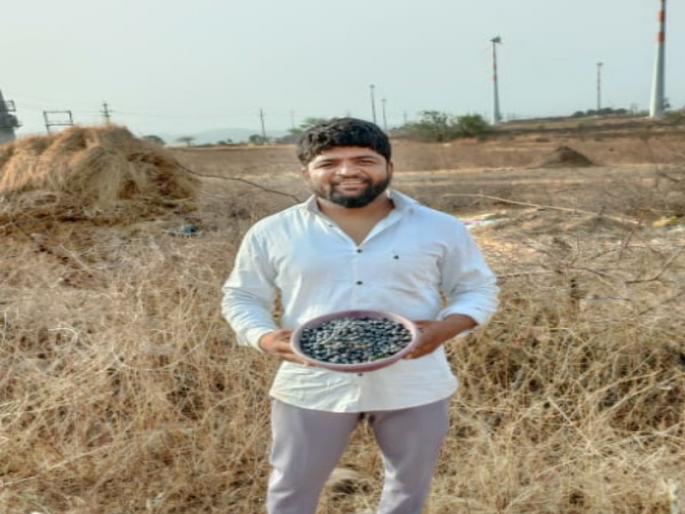 Wallet lost by sugarcane workers The honesty of the youth earned him a week's earnings | ऊसतोड मजुराने गमावले पाकीट; युवकाच्या प्रामाणिकपणाने मिळवून दिली आठवडाभराची कमाई Wallet lost by sugarcane workers The honesty of the youth earned him a week's earnings | ऊसतोड मजुराने गमावले पाकीट; युवकाच्या प्रामाणिकपणाने मिळवून दिली आठवडाभराची कमाई