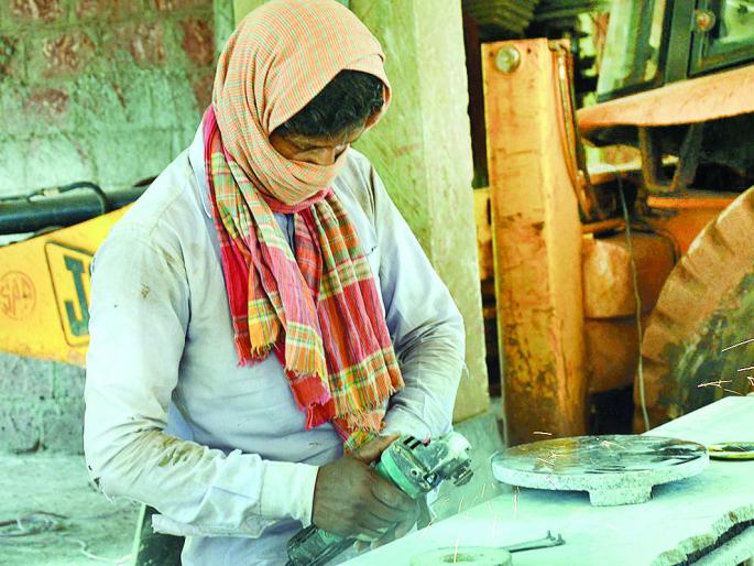 75,000 workers deprived of subsidy due to lack of renewal | नूतनीकरणाअभावी ७५ हजार मजूर अनुदानापासून वंचित