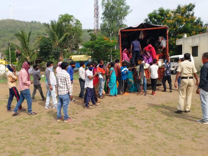 CoronaVirus Lockdown | CoronaVirus Lockdown : मजूरांना छतीसगडला घेऊन जाणारा टेम्पो पकडला CoronaVirus Lockdown | CoronaVirus Lockdown : मजूरांना छतीसगडला घेऊन जाणारा टेम्पो पकडला