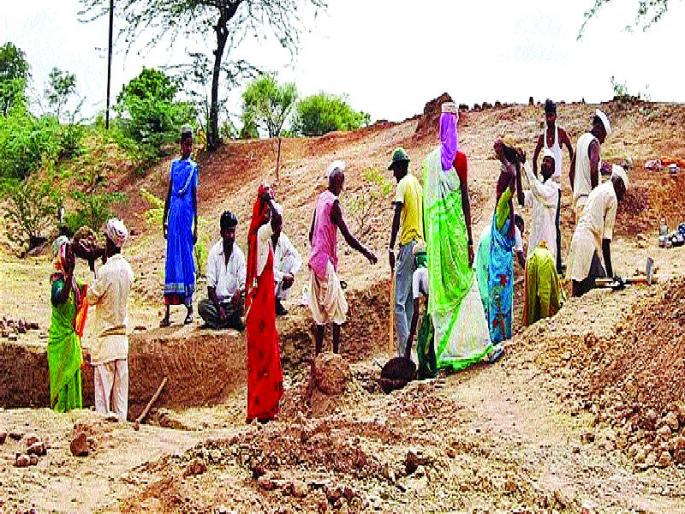 Keeping the gold pledge to the laborer | सोने तारण ठेवून मजूर शहराकडे Keeping the gold pledge to the laborer | सोने तारण ठेवून मजूर शहराकडे