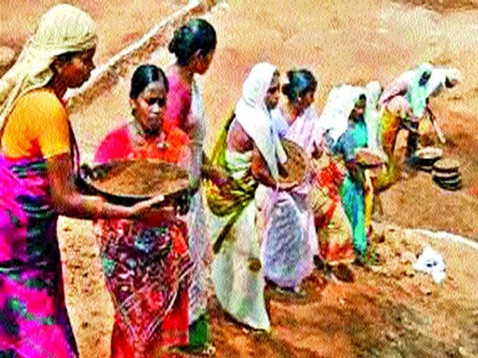 Fear of a second wave of corona reduced the number of workers on employment guarantee in the state | कोरोनाच्या दुसऱ्या लाटेची भीतीने राज्यात रोजगार हमीवरील मजुरांची संख्या घटली Fear of a second wave of corona reduced the number of workers on employment guarantee in the state | कोरोनाच्या दुसऱ्या लाटेची भीतीने राज्यात रोजगार हमीवरील मजुरांची संख्या घटली