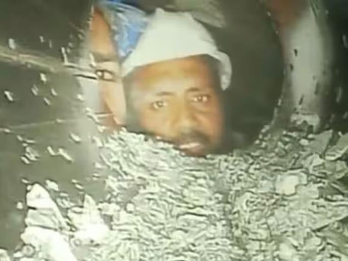 uttarkashi tunnel collapse rescue operation labor demands mobile charger with food | Video - "मी ठीक आहे, मोबाईल चार्जर पाठवा"; बोगद्यातील मजुराने कुटुंबीयांना म्हटलं, "तुम्ही..." uttarkashi tunnel collapse rescue operation labor demands mobile charger with food | Video - "मी ठीक आहे, मोबाईल चार्जर पाठवा"; बोगद्यातील मजुराने कुटुंबीयांना म्हटलं, "तुम्ही..."