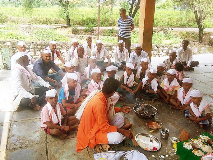 A funeral at a monkey who died in an accident | अपघाती मृत्युमुखी पडलेल्या वानरावर विधीवत अंत्यसंस्कार A funeral at a monkey who died in an accident | अपघाती मृत्युमुखी पडलेल्या वानरावर विधीवत अंत्यसंस्कार