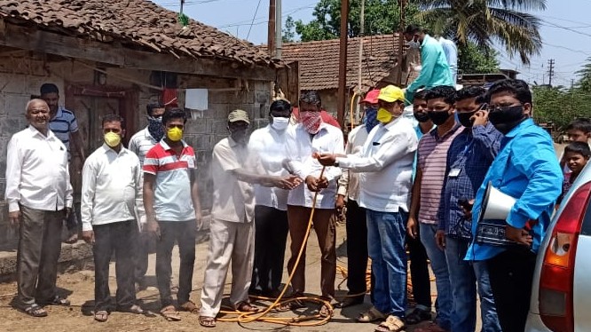 'Night' for Corona's deportation | युवकांनी केली गावातील वाड्या-वस्तीसह गल्लीतून औषध फवारणी 'Night' for Corona's deportation | युवकांनी केली गावातील वाड्या-वस्तीसह गल्लीतून औषध फवारणी