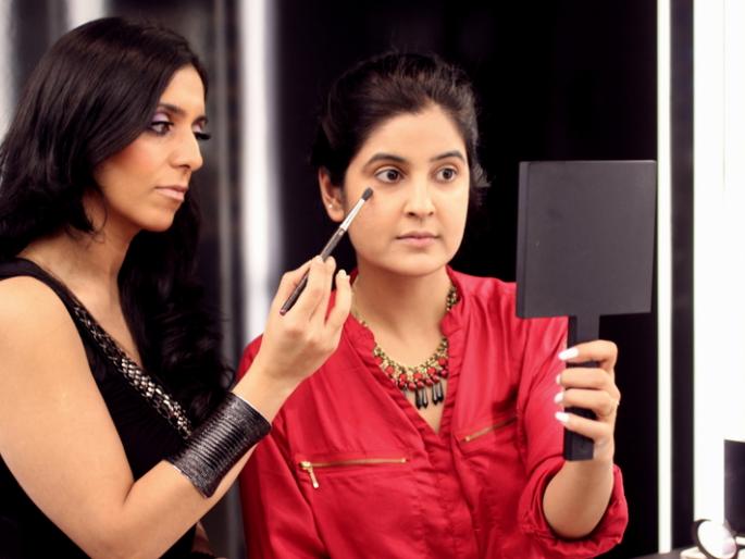 makeup party a foreign culture give opportunity to gather and celeberate make up togather | मेकअप पार्टी. मैत्रिणींना बोलवा. आणि मिळून मेकअप करा. मेकअपसोबतच गप्पा मारा आणि मजा करा!