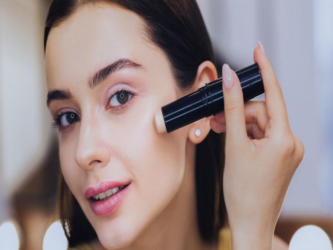 As skin is sensitive, it is important to be careful while applying makeup. | त्वचा संवेदनशील आहे म्हणून मेकअप नकोच असं नाही तर मेकअप करताना काळजी घेणं महत्त्वाचं!