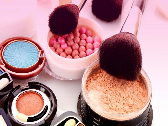 Avoid these three mistakes while doing makeup in summers | उन्हाळ्यात मेकअप करताना 'या' 3 गोष्टींची घ्या काळजी; अन्यथा पडेल महागात Avoid these three mistakes while doing makeup in summers | उन्हाळ्यात मेकअप करताना 'या' 3 गोष्टींची घ्या काळजी; अन्यथा पडेल महागात