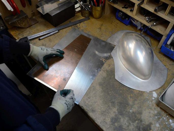 CoronaVirus News: Corona's Honor Making Business Stops | CoronaVirus News: कोरोनामुळे सन्मानचिन्ह बनविण्याचा व्यवसाय ठप्प CoronaVirus News: Corona's Honor Making Business Stops | CoronaVirus News: कोरोनामुळे सन्मानचिन्ह बनविण्याचा व्यवसाय ठप्प