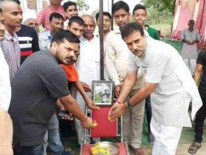 villagers organize feast of bull | बैलावर केले अंत्यसंस्कार, तेराव्याला आले आमदारासह हजारो गावकरी villagers organize feast of bull | बैलावर केले अंत्यसंस्कार, तेराव्याला आले आमदारासह हजारो गावकरी