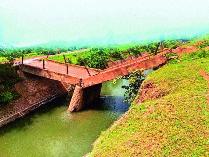 The bridge over the mulch canal collapses | मळद कालव्यावरील पूल कोसळला The bridge over the mulch canal collapses | मळद कालव्यावरील पूल कोसळला