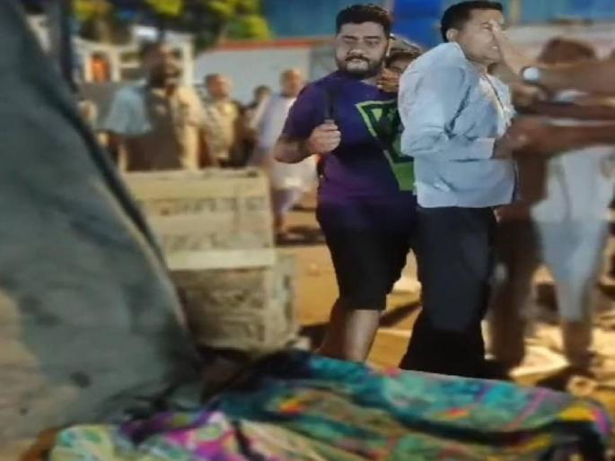 In front of Malad railway station, cry about unloading vegetables! | मालाड रेल्वे स्थानकासमोर, भाजी उतरवण्यावरून राडा! चाकू दाखवत धमकवण्याचा व्हिडिओ व्हायरल