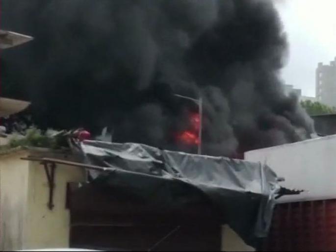 Fire breaks out in mumbais Malad area eight fire tenders at the spot | Malad Fire: मालाडमधील बॉम्बे टॉकीज परिसरात भीषण आग; अग्निशमन दलाच्या 8 गाड्या घटनास्थळी