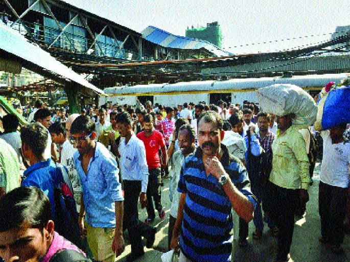 Malad railway station: A huge crowd, dangerous pool, increasing deterioration; Trouble with narrow fronts | मालाड रेल्वे स्थानक :प्रचंड गर्दी, धोकादायक पूल, वाढती अस्वच्छता; अरुंद फलाटांचा त्रास  Malad railway station: A huge crowd, dangerous pool, increasing deterioration; Trouble with narrow fronts | मालाड रेल्वे स्थानक :प्रचंड गर्दी, धोकादायक पूल, वाढती अस्वच्छता; अरुंद फलाटांचा त्रास