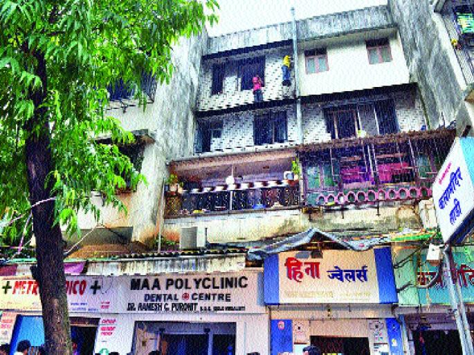 building-collapsed-in malad | मालाड येथील विजयद्वारही खचली building-collapsed-in malad | मालाड येथील विजयद्वारही खचली
