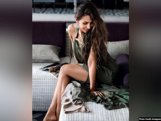 Malaika arora cycling viral video from maldives vacation | मालदीवमध्ये मलायका करतेय मजा-मस्ती, व्हिडिओ व्हायरल