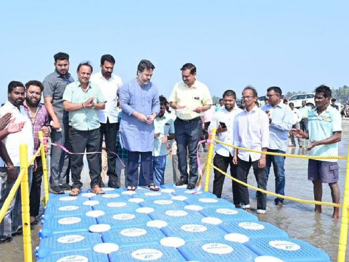 Construction of the country first floating jetty on Dandi beach, important for Sindhudurg Fort passenger transport | देशातील पहिल्या फ्लोटिंग जेटीची दांडी समुद्र किनारी उभारणी, किल्ले सिंधुदुर्ग प्रवासी वाहतुकीसाठी महत्त्वपूर्ण Construction of the country first floating jetty on Dandi beach, important for Sindhudurg Fort passenger transport | देशातील पहिल्या फ्लोटिंग जेटीची दांडी समुद्र किनारी उभारणी, किल्ले सिंधुदुर्ग प्रवासी वाहतुकीसाठी महत्त्वपूर्ण