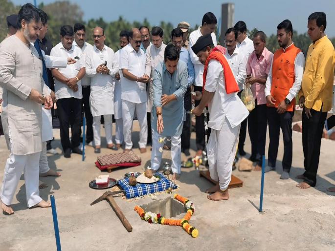 Foundation stone of Shivaji Maharaj statue laid at Malvan Rajkot | Sindhudurg: मालवण राजकोट येथील शिवाजी महाराजांच्या पुतळ्याची पायाभरणी  Foundation stone of Shivaji Maharaj statue laid at Malvan Rajkot | Sindhudurg: मालवण राजकोट येथील शिवाजी महाराजांच्या पुतळ्याची पायाभरणी
