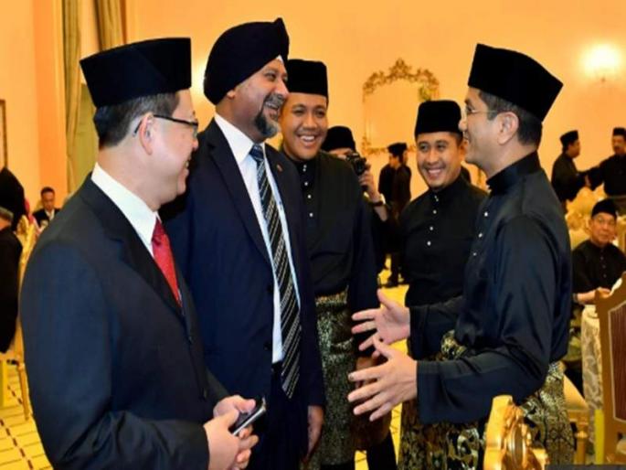 Indian-origin Sikh man becomes Malaysia's first cabinet minister | मलेशियात भारतीय वंशाची शीख व्यक्ती पहिल्यांदाच कॅबिनेट मंत्रिपदी Indian-origin Sikh man becomes Malaysia's first cabinet minister | मलेशियात भारतीय वंशाची शीख व्यक्ती पहिल्यांदाच कॅबिनेट मंत्रिपदी