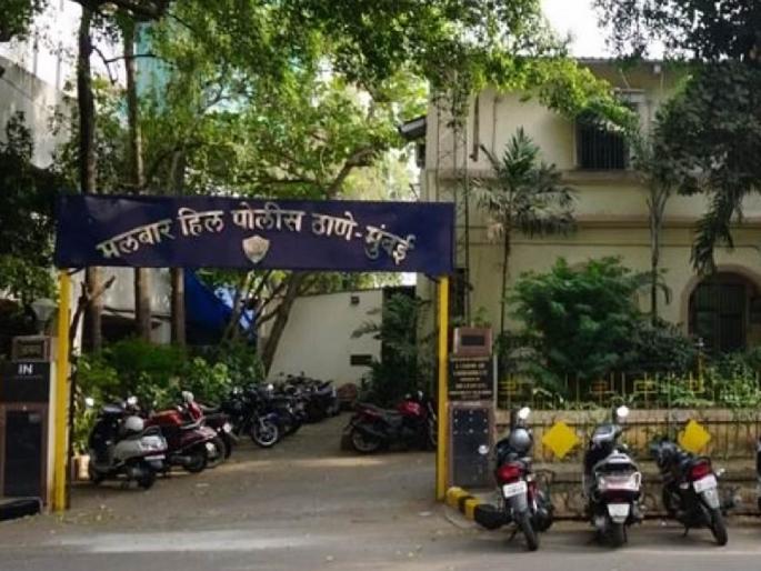 Dealer's Mercedes for sale in Pune on the pretext of free servicing | फ्री सर्व्हिसिंगच्या बहाण्याने व्यापाऱ्याच्या मर्सिडिज पुण्यात विक्रीला; मलबार हिल पोलीस ठाण्यात गुन्हा दाखल Dealer's Mercedes for sale in Pune on the pretext of free servicing | फ्री सर्व्हिसिंगच्या बहाण्याने व्यापाऱ्याच्या मर्सिडिज पुण्यात विक्रीला; मलबार हिल पोलीस ठाण्यात गुन्हा दाखल