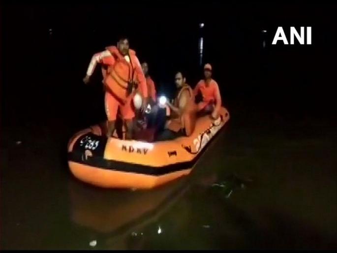 2 dead many missing after boat capsizes in west bengals malda | पश्चिम बंगालमध्ये बोट उलटल्यानं दोघांचा मृत्यू; अनेक जण बेपत्ता 2 dead many missing after boat capsizes in west bengals malda | पश्चिम बंगालमध्ये बोट उलटल्यानं दोघांचा मृत्यू; अनेक जण बेपत्ता