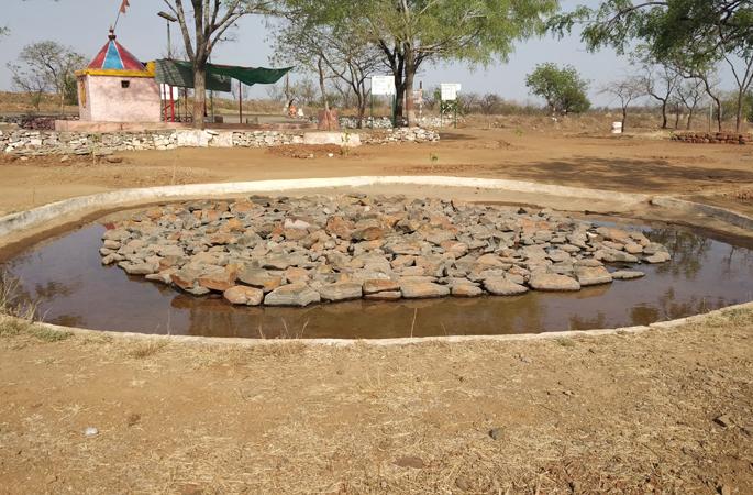 Due to drought; Throwing water into water and flowing water | दुष्काळाची दाहकता; पाणवठ्यात दगड टाकून पाण्याचा केला फुगवटा Due to drought; Throwing water into water and flowing water | दुष्काळाची दाहकता; पाणवठ्यात दगड टाकून पाण्याचा केला फुगवटा