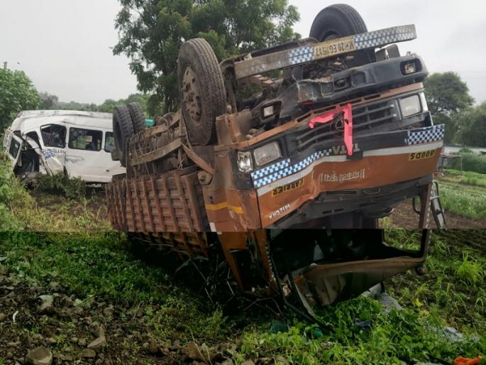 Four devotees from malegaon were killed in an accident on osmanabad road | तिरुपती बालाजीच्या दर्शनाला निघालेल्या नाशिकच्या भाविकांवर काळाचा घाला, अपघातात चौघे ठार तर तिघे गंभीर जखमी Four devotees from malegaon were killed in an accident on osmanabad road | तिरुपती बालाजीच्या दर्शनाला निघालेल्या नाशिकच्या भाविकांवर काळाचा घाला, अपघातात चौघे ठार तर तिघे गंभीर जखमी