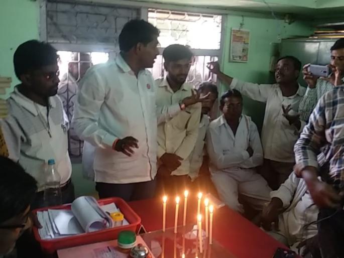 Farmer's organization protest at Malegaon Mahavitaran office | मालेगाव महावितरण कार्यालयात शेतकरी संघटनेचे मेनबत्ती आंदोलन Farmer's organization protest at Malegaon Mahavitaran office | मालेगाव महावितरण कार्यालयात शेतकरी संघटनेचे मेनबत्ती आंदोलन