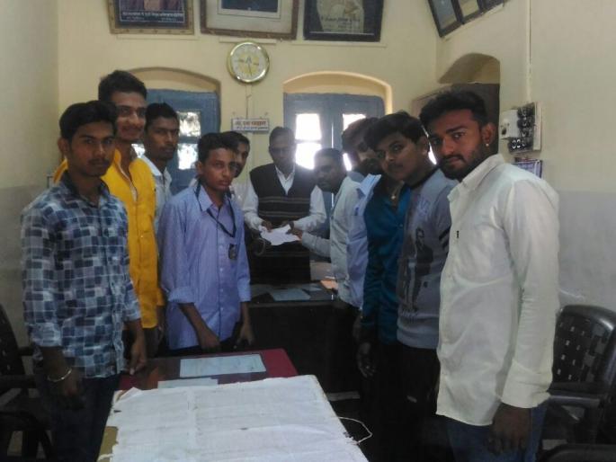 Bajrang Dal aggressive to curb road romeos | रोडरोमियोंवर वचक बसविण्यासाठी बजरंग दल आक्रमक! Bajrang Dal aggressive to curb road romeos | रोडरोमियोंवर वचक बसविण्यासाठी बजरंग दल आक्रमक!